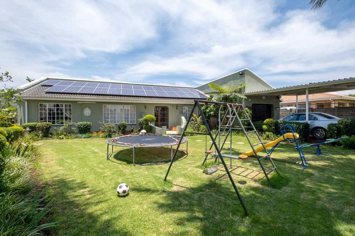 Neat and spacious family home in Howick West - Photo 5