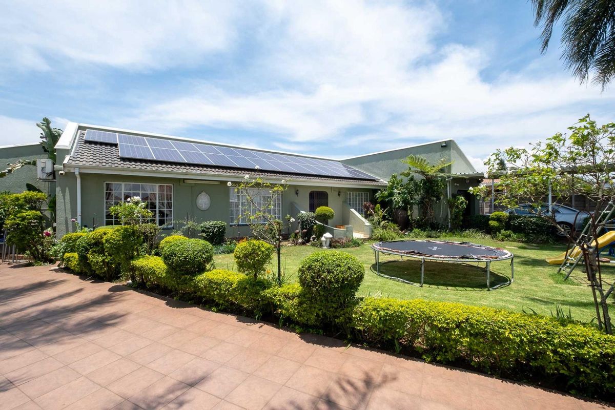 Neat and spacious family home in Howick West - Photo 2