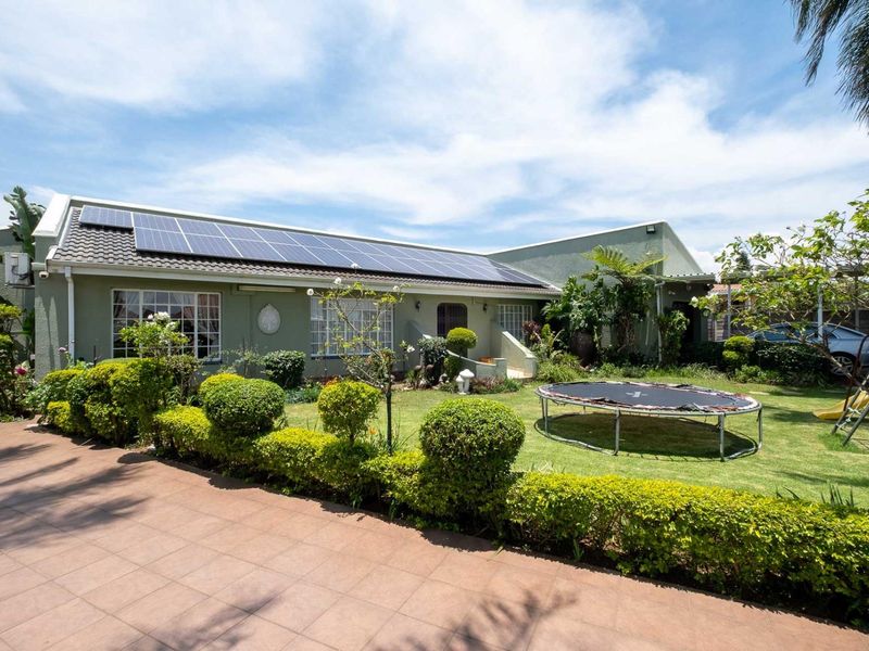 Neat and spacious family home in Howick West - Photo 2