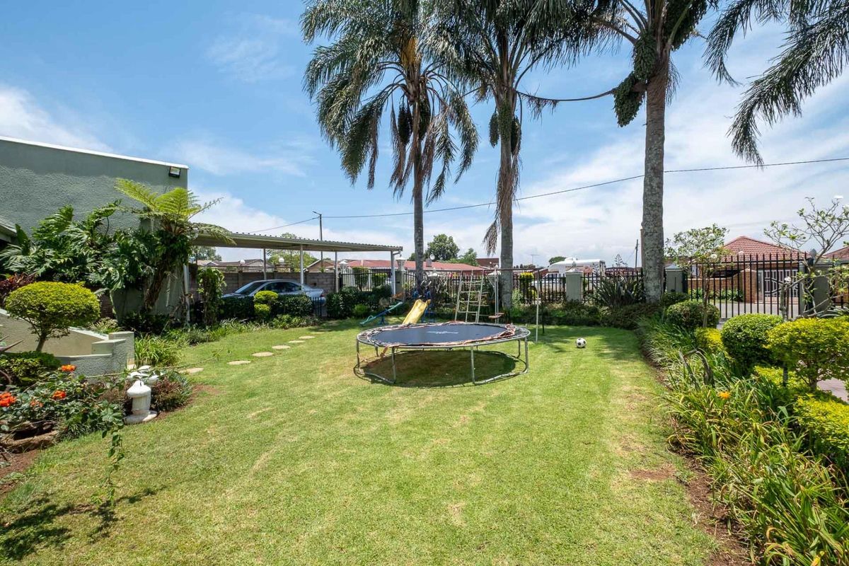 Neat and spacious family home in Howick West - Photo 4