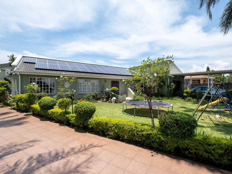 Neat and spacious family home in Howick West - Photo 1