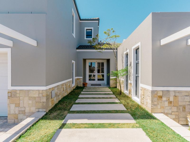 Modern Luxury in Avalon Estate - Photo 4