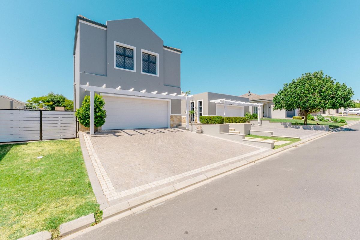 Modern Luxury in Avalon Estate - Photo 3