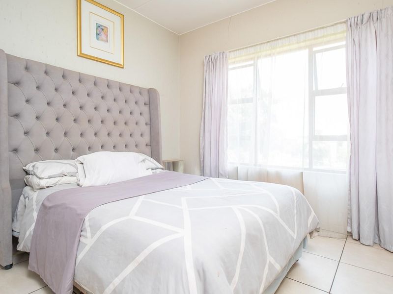 Excellent Value 2-Bedroom Apartment in Secure Douglasdale Complex - Photo 10