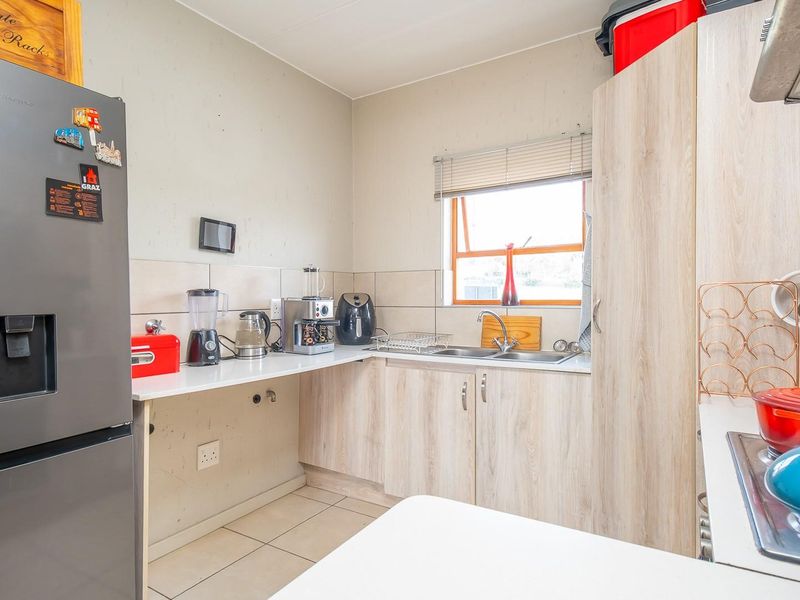 Excellent Value 2-Bedroom Apartment in Secure Douglasdale Complex - Photo 7