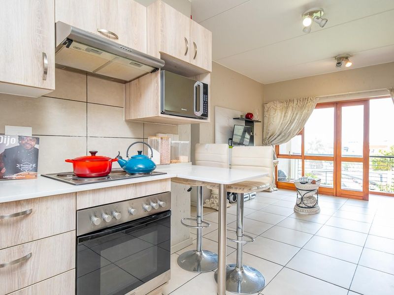 Excellent Value 2-Bedroom Apartment in Secure Douglasdale Complex - Photo 6