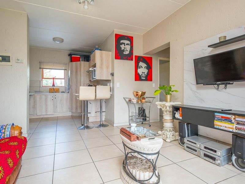 Excellent Value 2-Bedroom Apartment in Secure Douglasdale Complex - Photo 3