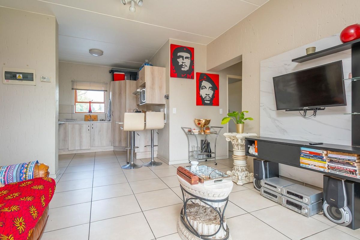 Excellent Value 2-Bedroom Apartment in Secure Douglasdale Complex - Photo 3