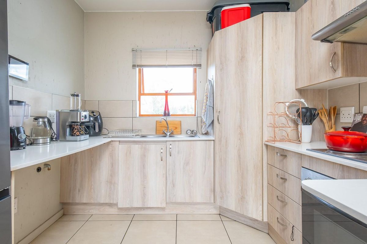 Excellent Value 2-Bedroom Apartment in Secure Douglasdale Complex - Photo 5