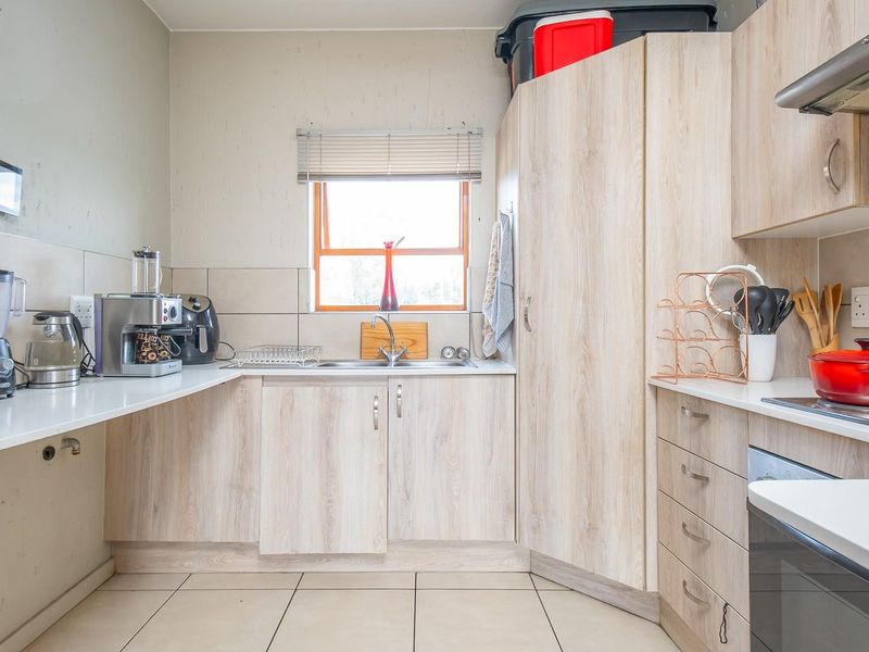 Excellent Value 2-Bedroom Apartment in Secure Douglasdale Complex - Photo 5