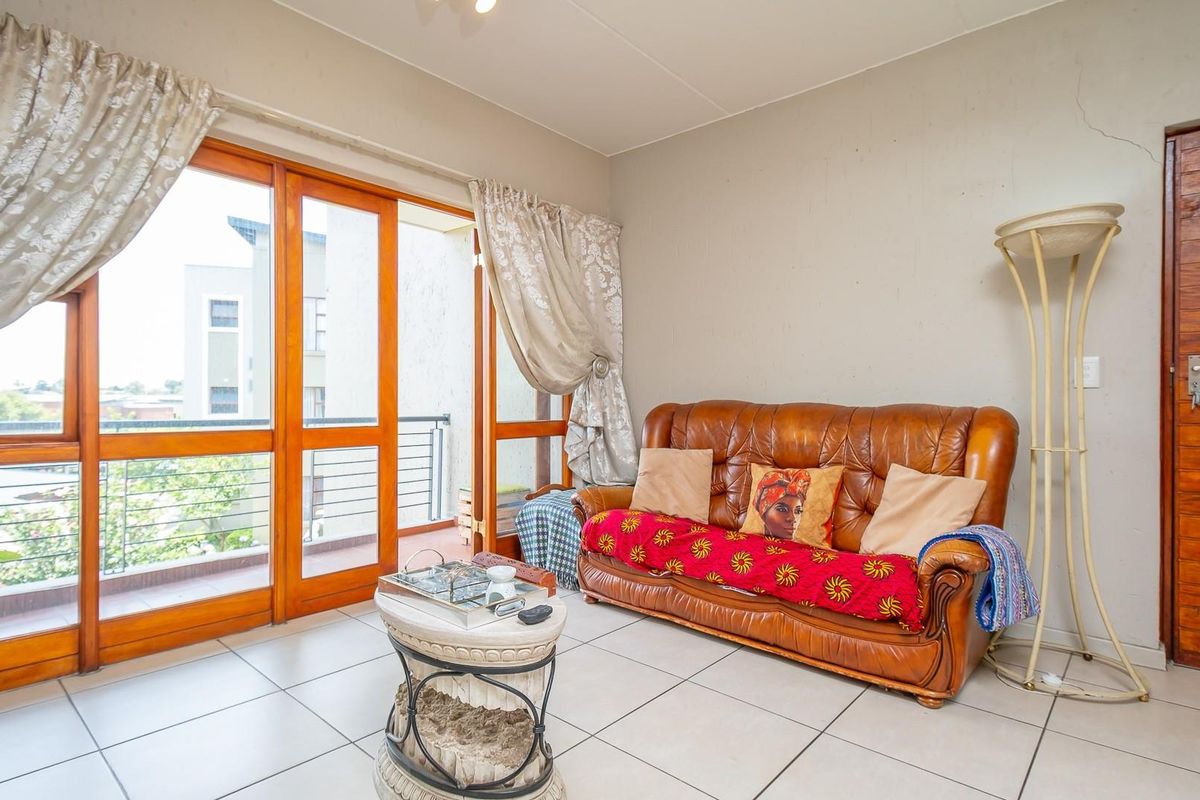 Excellent Value 2-Bedroom Apartment in Secure Douglasdale Complex - Photo 2