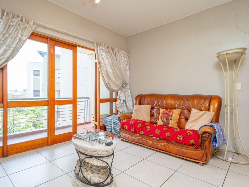 Excellent Value 2-Bedroom Apartment in Secure Douglasdale Complex - Photo 2