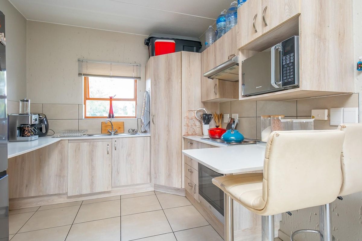 Excellent Value 2-Bedroom Apartment in Secure Douglasdale Complex - Photo 4