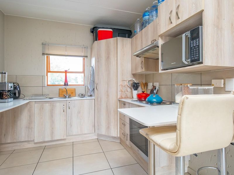 Excellent Value 2-Bedroom Apartment in Secure Douglasdale Complex - Photo 4