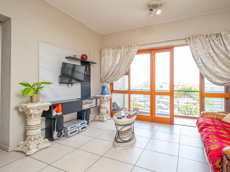 Excellent Value 2-Bedroom Apartment in Secure Douglasdale Complex - Photo 1