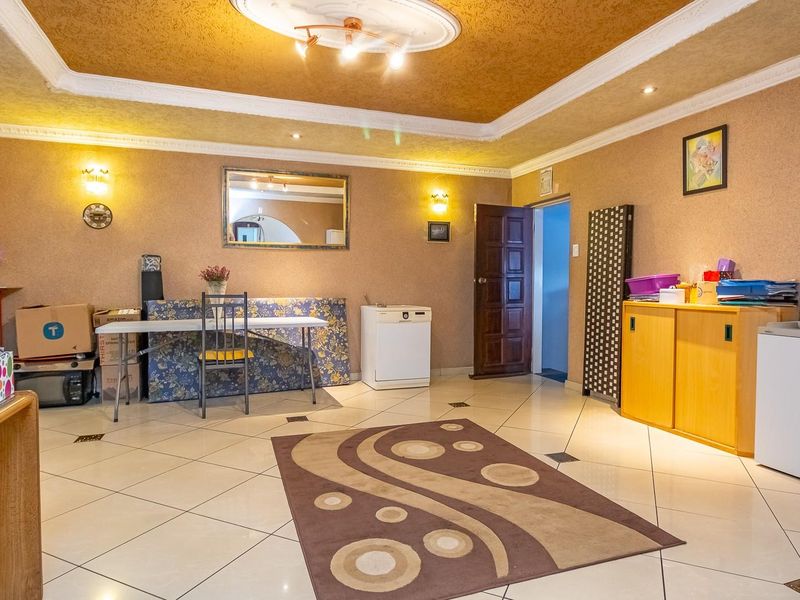 Stunning Family Home for Sale in Fleurhof - Photo 3