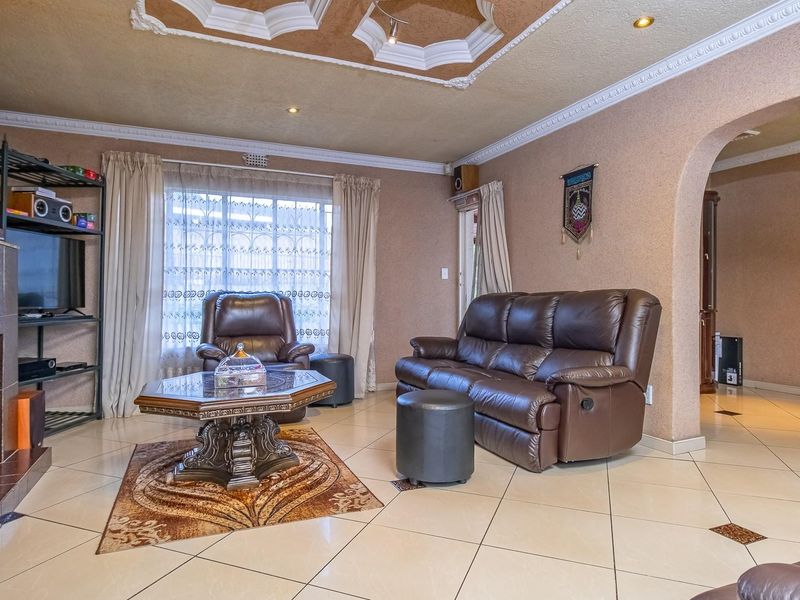 Stunning Family Home for Sale in Fleurhof - Photo 4