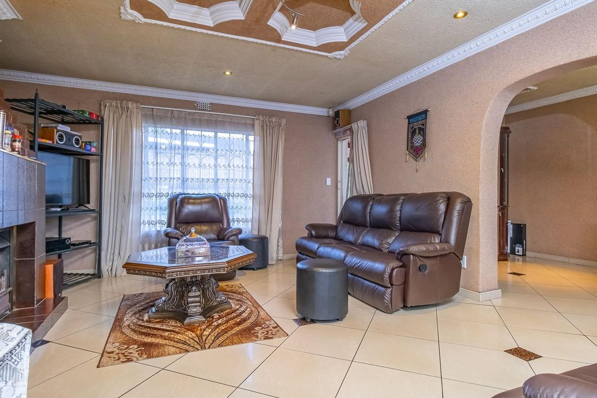Stunning Family Home for Sale in Fleurhof - Photo 4