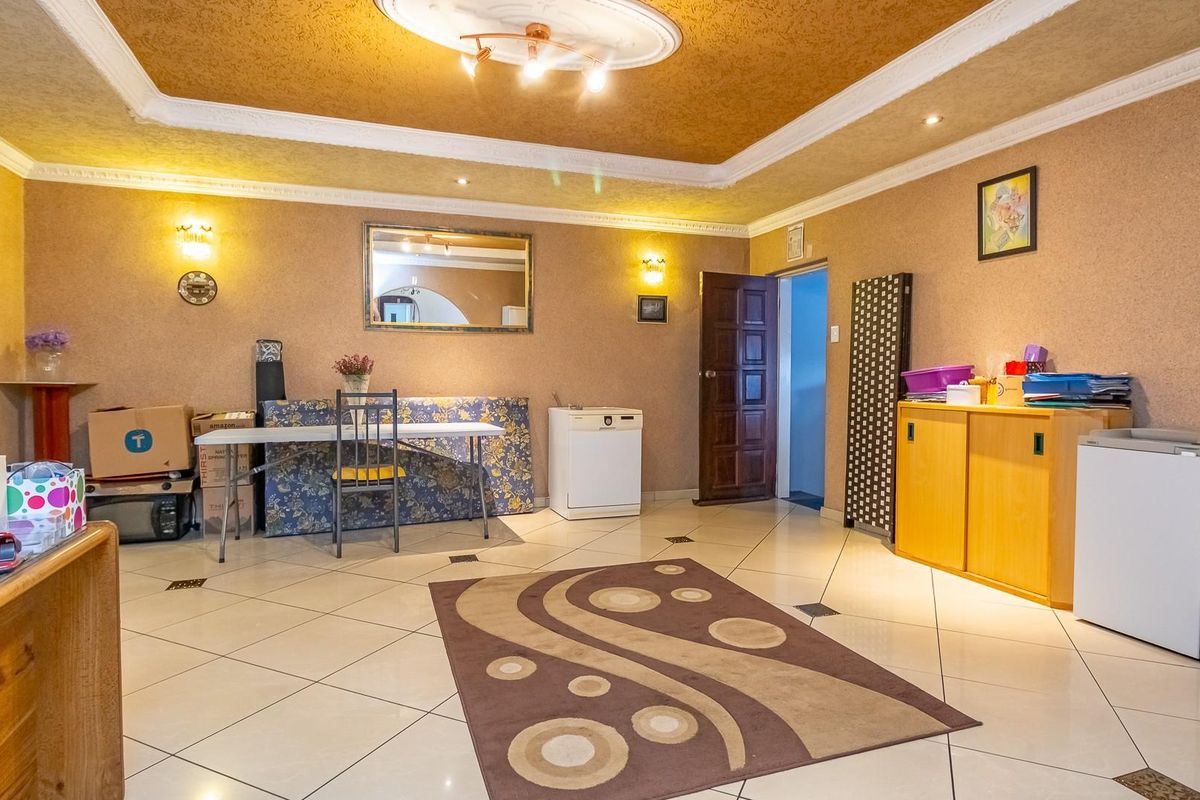 Stunning Family Home for Sale in Fleurhof - Photo 3