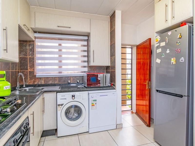 Neat and Spacious Ground-Floor 2-Bedroom Unit | Winchester Hills - Photo 5