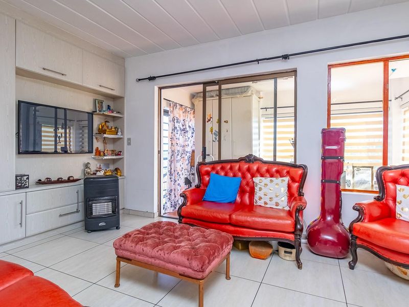 Neat and Spacious Ground-Floor 2-Bedroom Unit | Winchester Hills - Photo 6