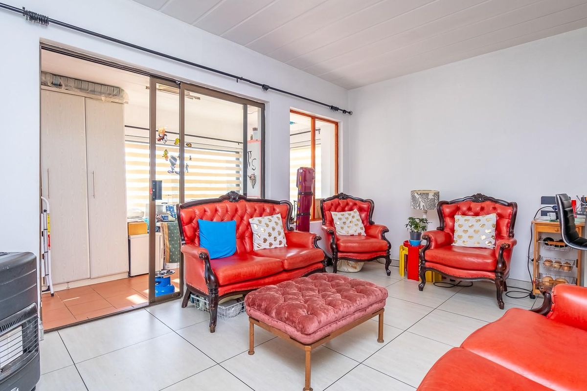 Neat and Spacious Ground-Floor 2-Bedroom Unit | Winchester Hills - Photo 3