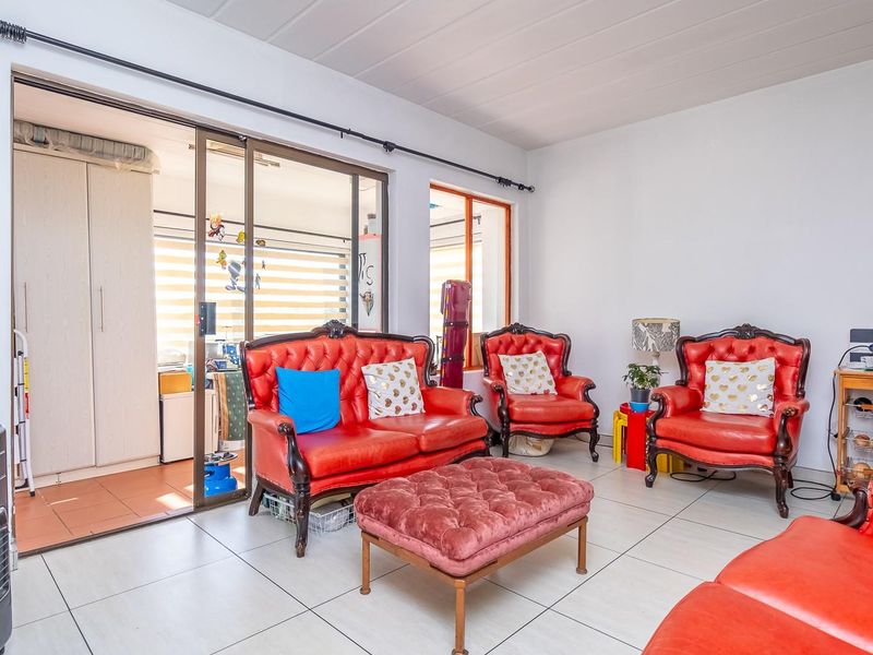 Neat and Spacious Ground-Floor 2-Bedroom Unit | Winchester Hills - Photo 3