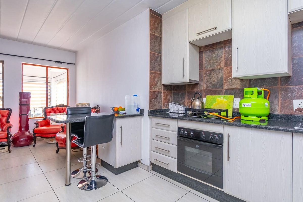 Neat and Spacious Ground-Floor 2-Bedroom Unit | Winchester Hills - Photo 4