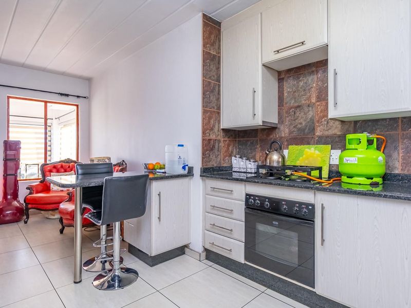 Neat and Spacious Ground-Floor 2-Bedroom Unit | Winchester Hills - Photo 4