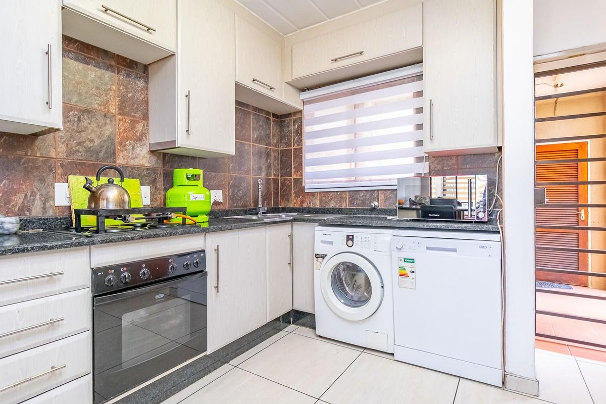 Neat and Spacious Ground-Floor 2-Bedroom Unit | Winchester Hills - Photo 2