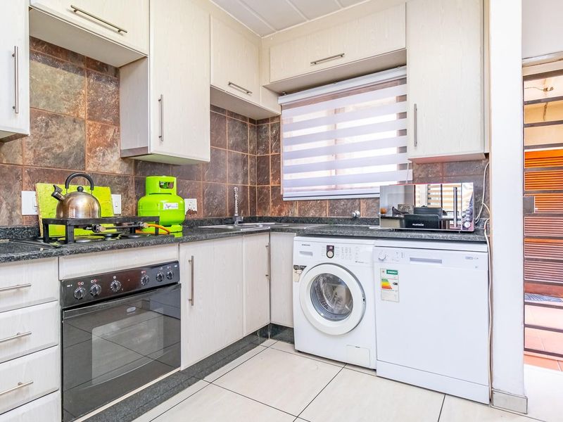 Neat and Spacious Ground-Floor 2-Bedroom Unit | Winchester Hills - Photo 2