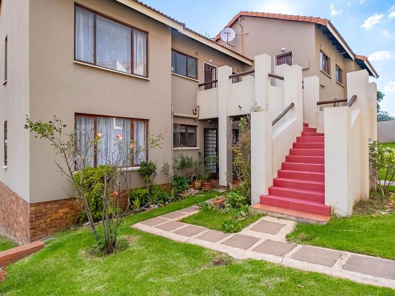 Neat and Spacious Ground-Floor 2-Bedroom Unit | Winchester Hills - Photo 1