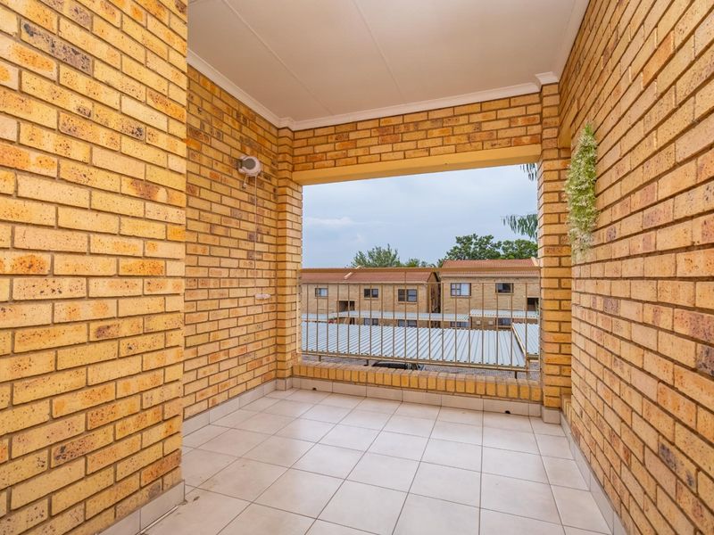 Spacious 1 Bedroom Apartment with Dining Area - Photo 10