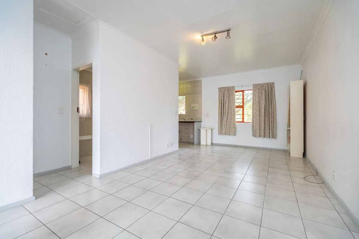 Spacious 1 Bedroom Apartment with Dining Area - Photo 2