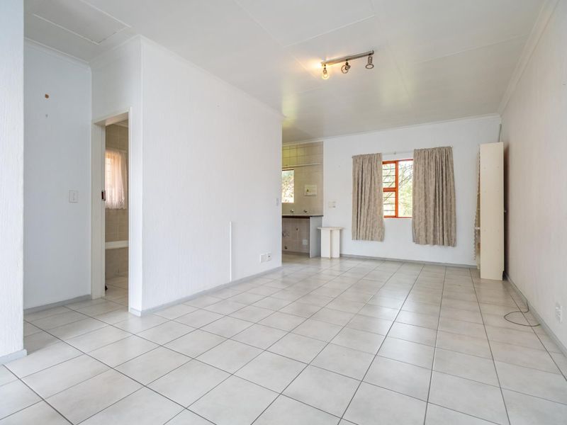 Spacious 1 Bedroom Apartment with Dining Area - Photo 2