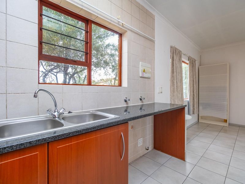 Spacious 1 Bedroom Apartment with Dining Area - Photo 9