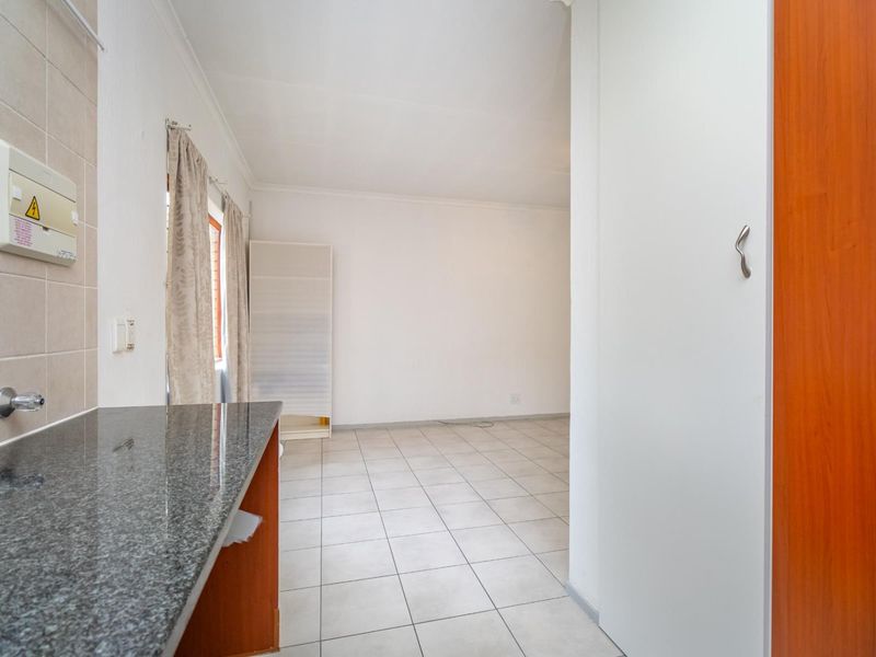 Spacious 1 Bedroom Apartment with Dining Area - Photo 8