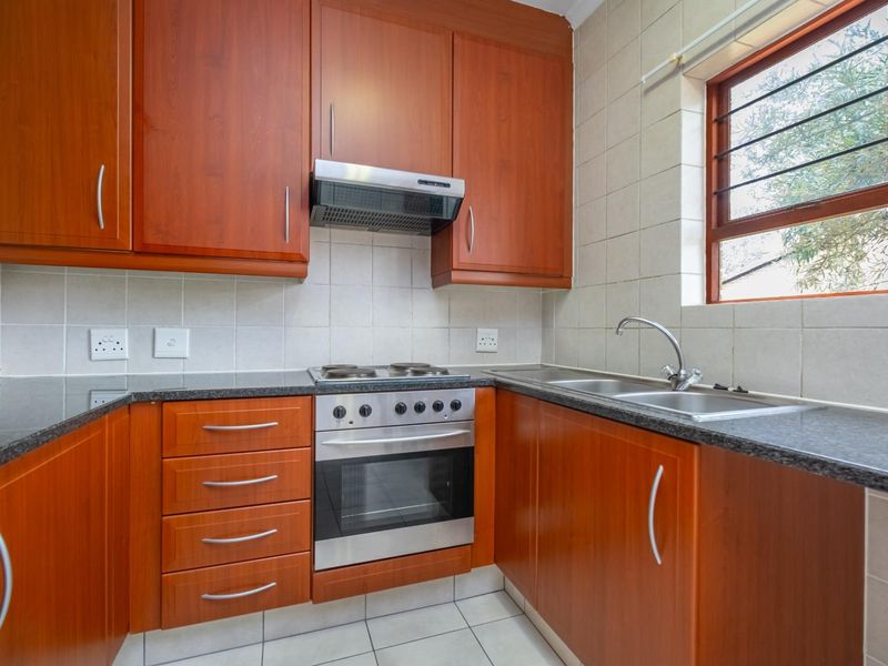 Spacious 1 Bedroom Apartment with Dining Area - Photo 7