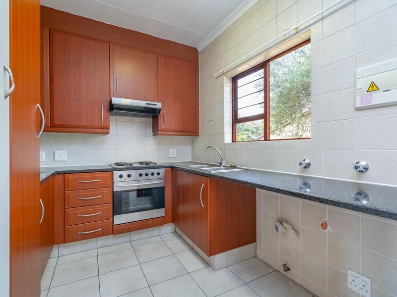 Spacious 1 Bedroom Apartment with Dining Area - Photo 6