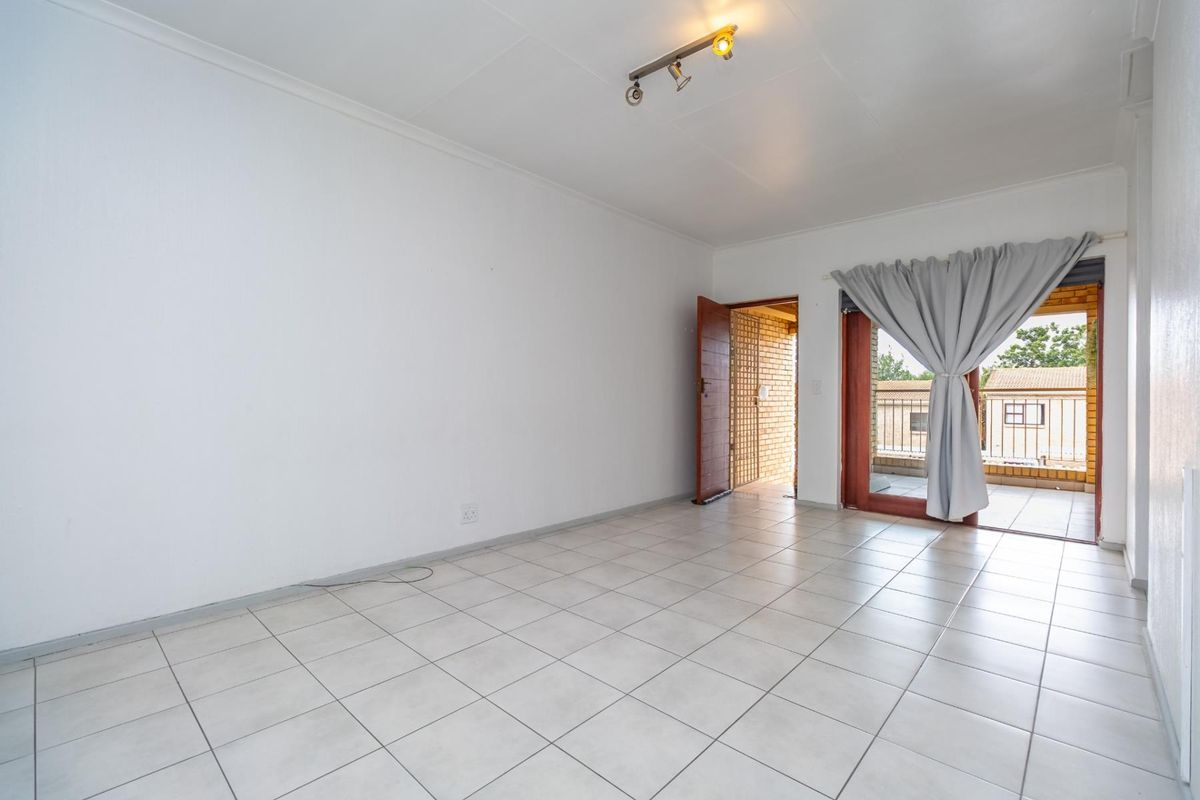 Spacious 1 Bedroom Apartment with Dining Area - Photo 3