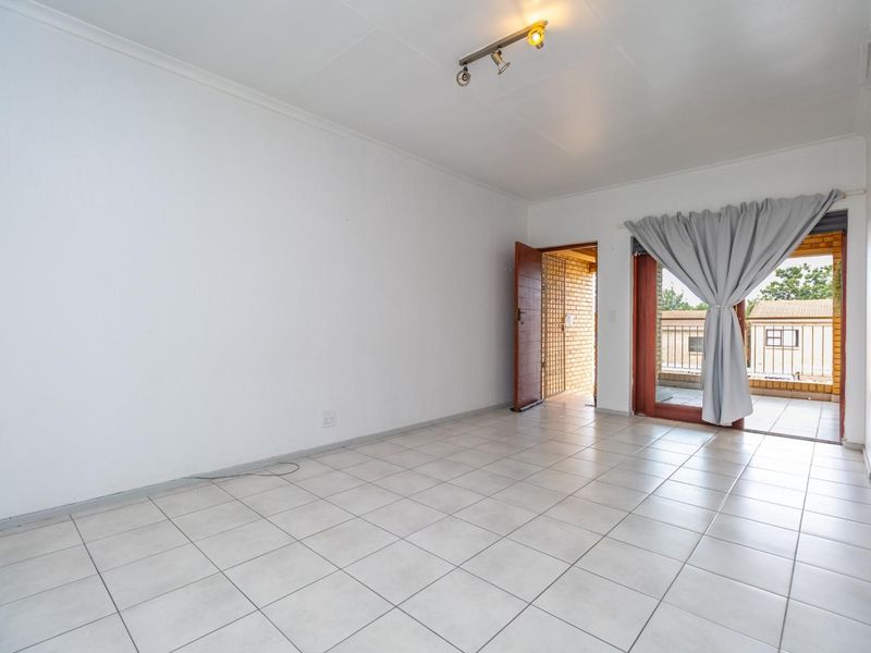 Spacious 1 Bedroom Apartment with Dining Area - Photo 3