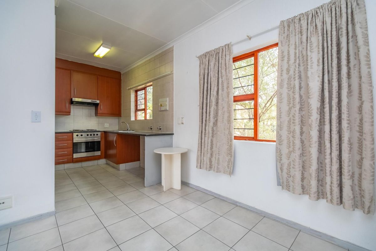 Spacious 1 Bedroom Apartment with Dining Area - Photo 4