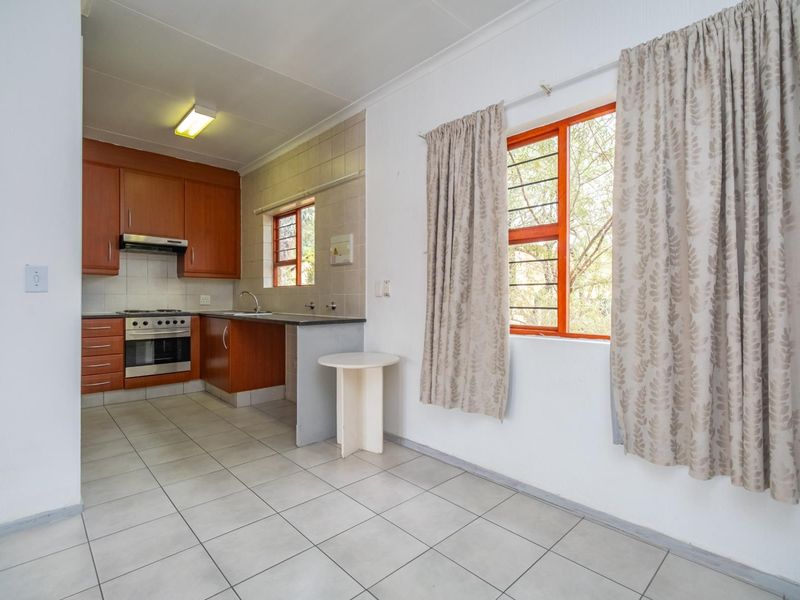 Spacious 1 Bedroom Apartment with Dining Area - Photo 4