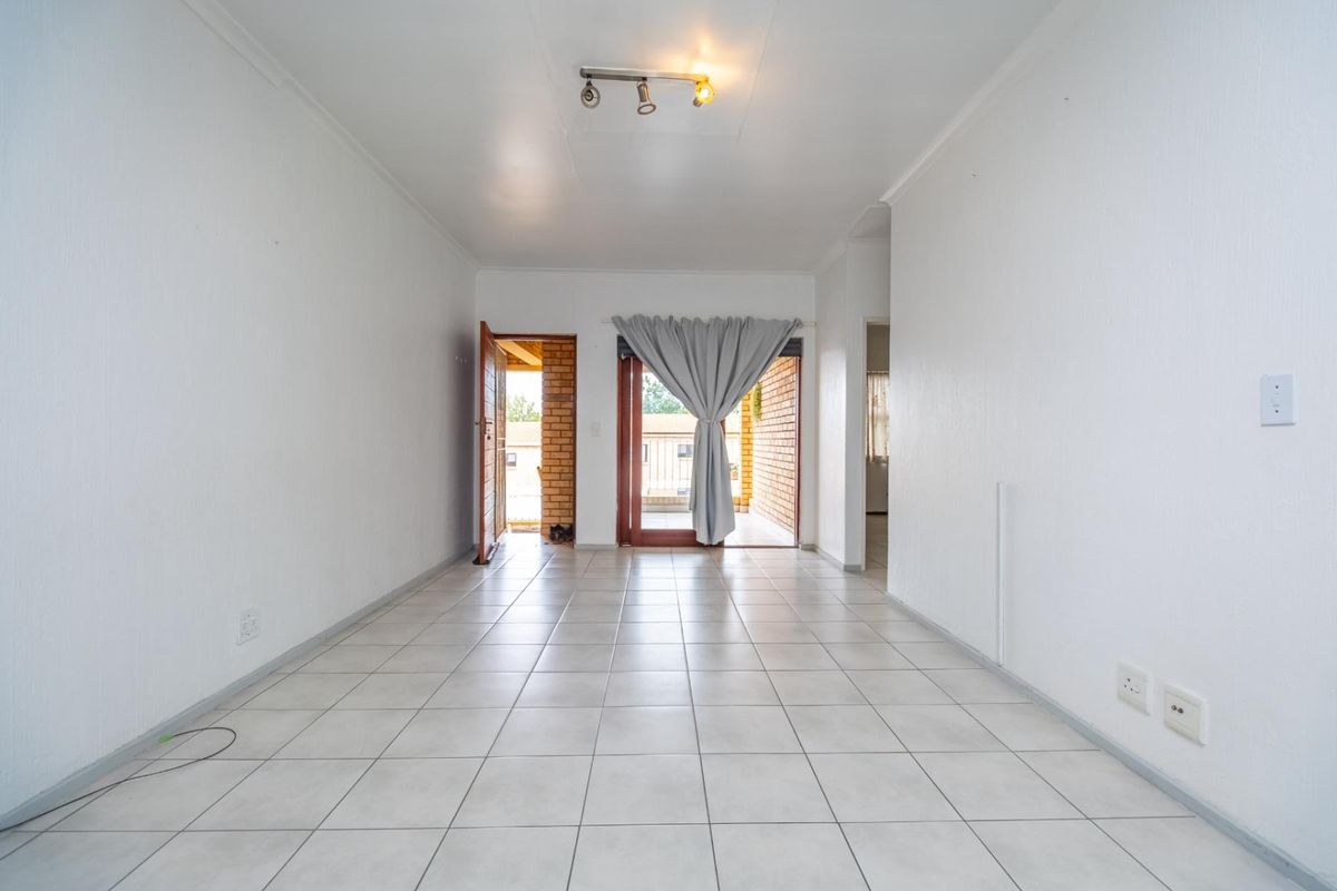 Spacious 1 Bedroom Apartment with Dining Area - Photo 5