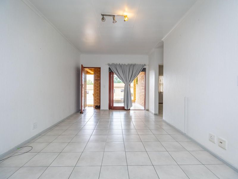 Spacious 1 Bedroom Apartment with Dining Area - Photo 5