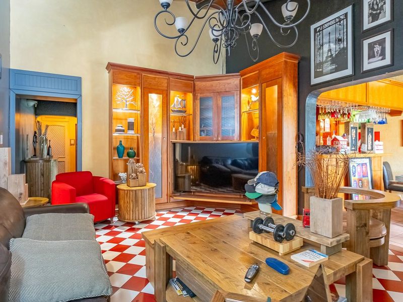 Prime Position - Ideal Home, Investment or Business Opportunity - Photo 10