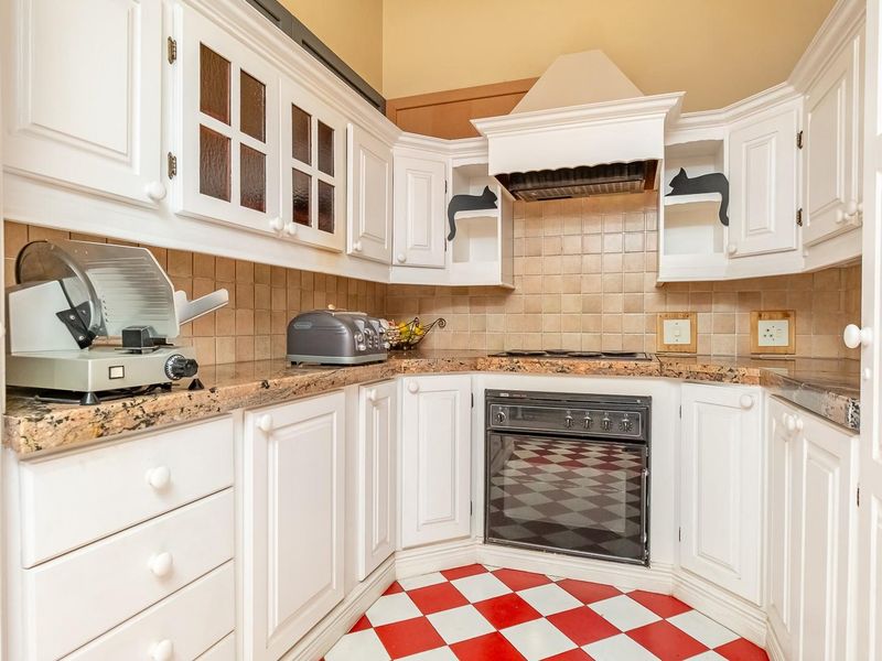 Prime Position - Ideal Home, Investment or Business Opportunity - Photo 7