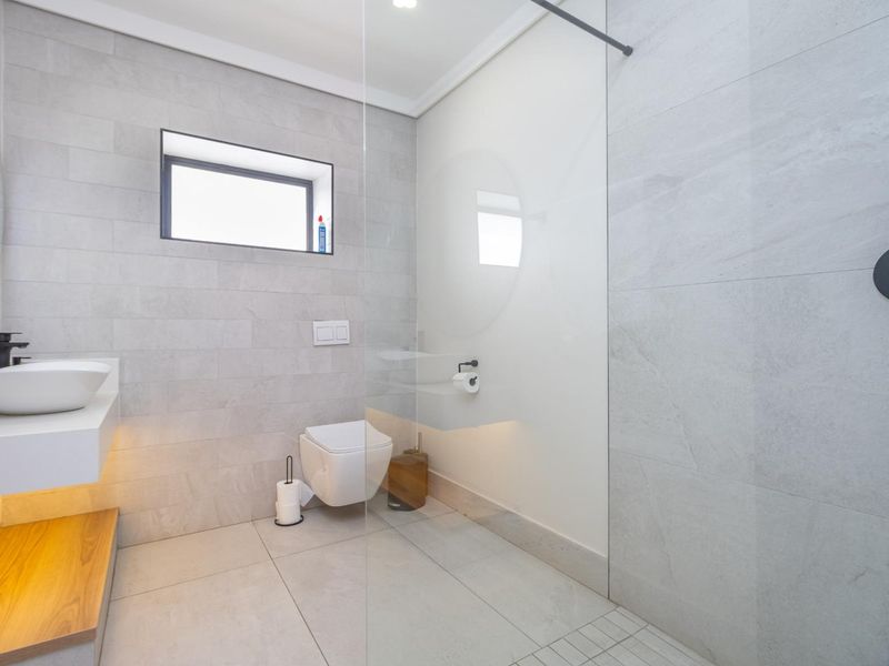 Modern 5 Bedroom house in Midstream Ridge - Photo 10