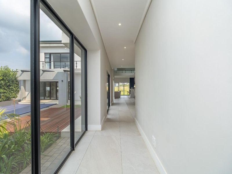 Modern 5 Bedroom house in Midstream Ridge - Photo 7