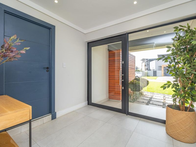 Modern 5 Bedroom house in Midstream Ridge - Photo 6